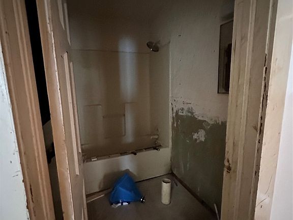 5th image of 908 W Taliaferro St