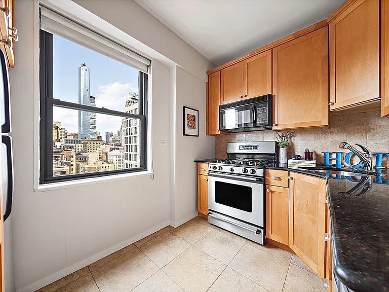 201 E 21st St #20K — Photo 6