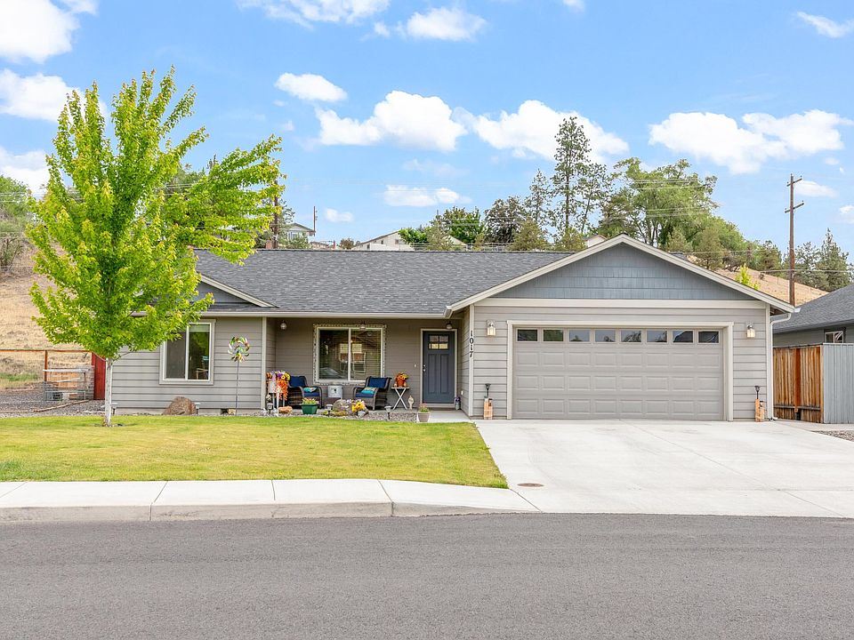 1st image of 1017 NE Crista Ct