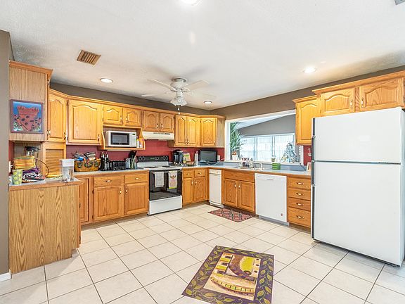 3rd image of 33 N Roscoe Blvd