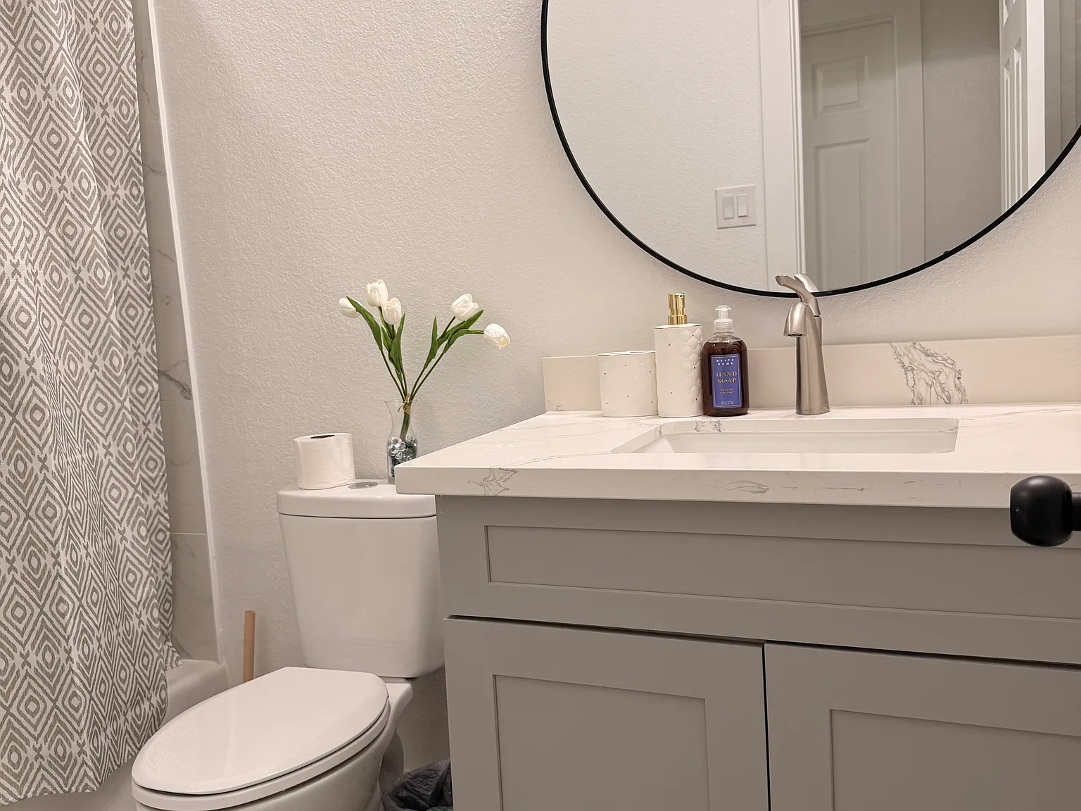 3 bed, 2500 sqft, $2,500 — Photo 3