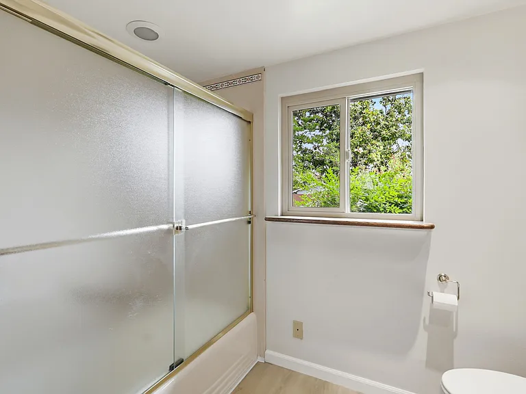 927 Lorne Way — Photo 33