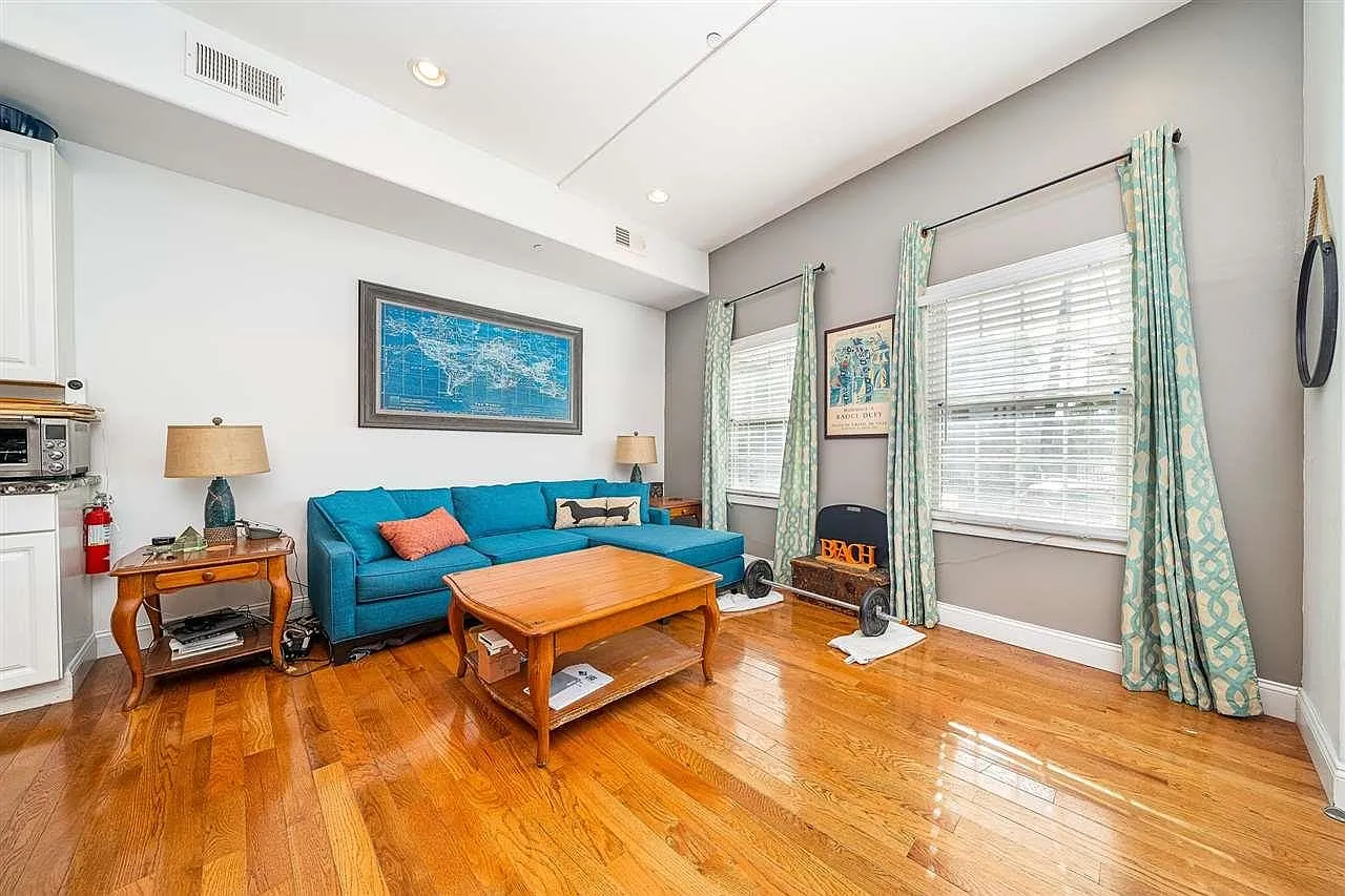 2 bed, 1.0 bath, 900 sqft, $2,500 — Photo 3