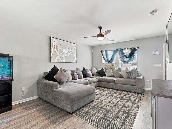 4th image of 322 Long Grove Ln