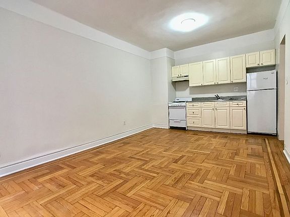2nd image of 106 Pinehurst Ave APT C31
