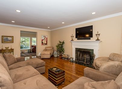 3rd image of 6 Parkwood Dr