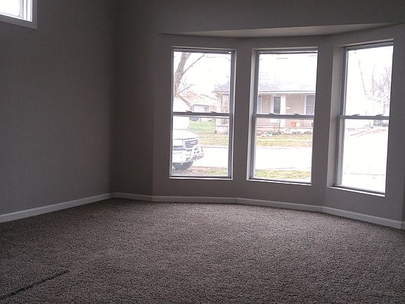 5th image of 505 W Versailles Ave