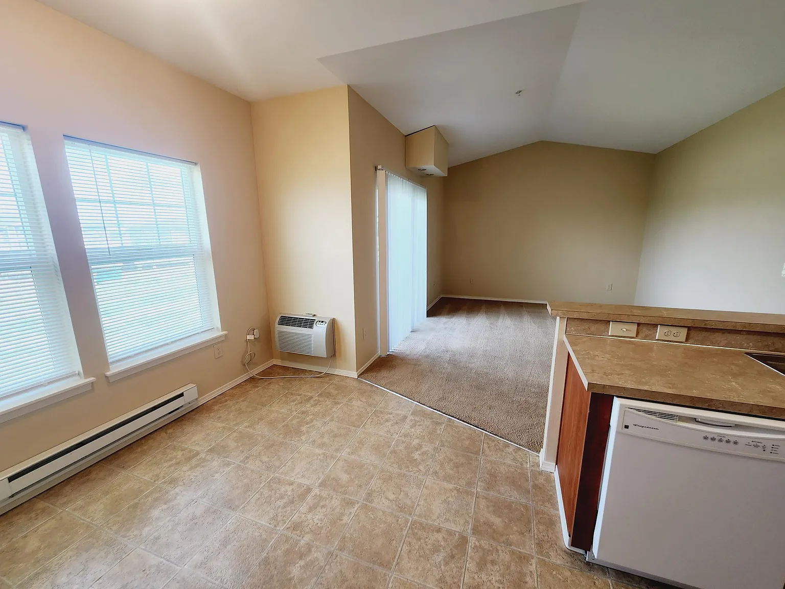 2 bed, 918 sqft, $1,460 — Photo 1