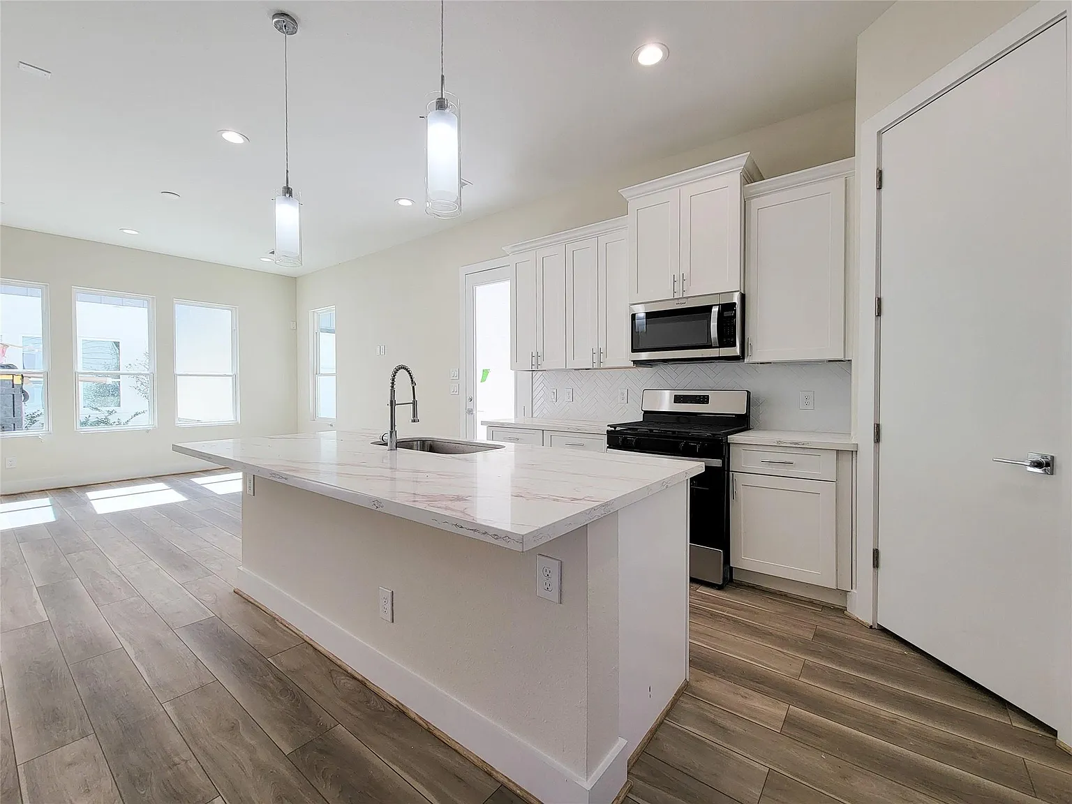 3 bed, 2.5 bath, 1961 sqft, $1,999 — Photo 4