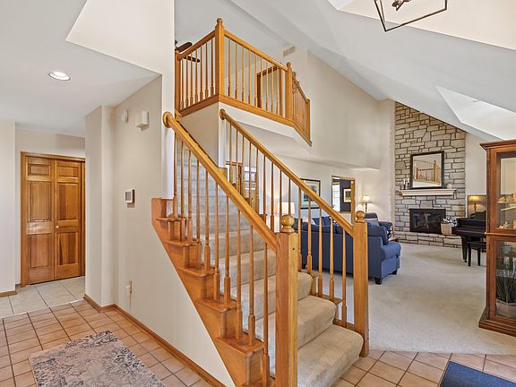 5th image of 316 Sterling Ct