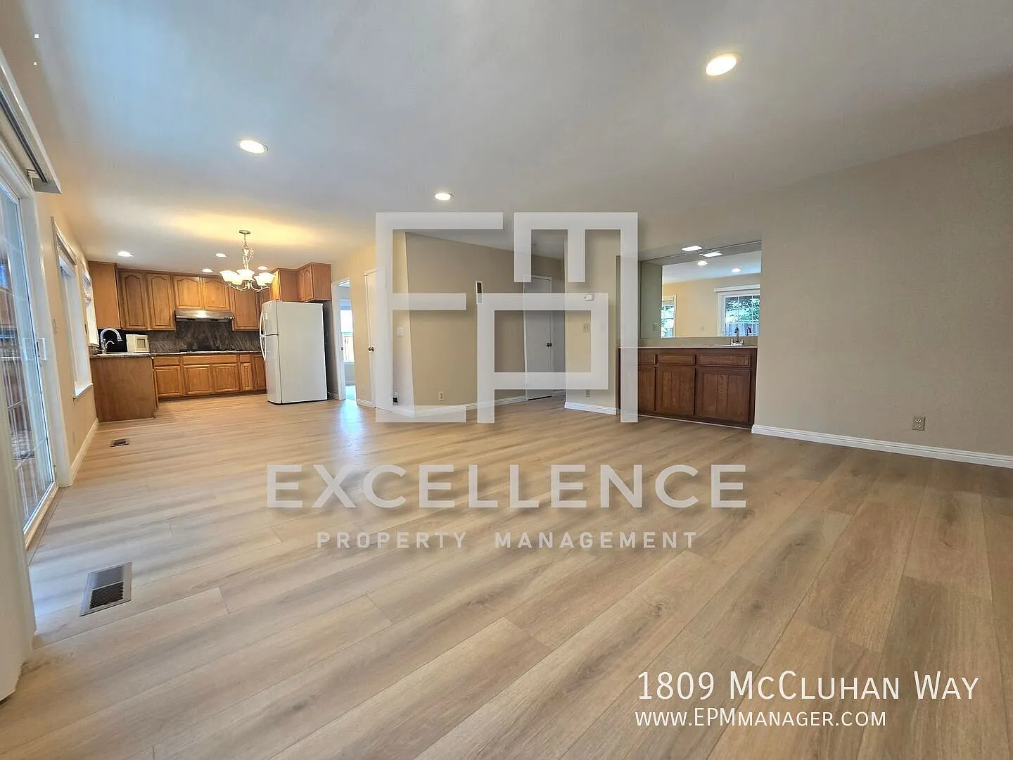Newly Updated 5/3.5 House with 3 Car Garage, Full Bedroom and Bath Downstairs, Wet Bar, New Floor... — Photo 4
