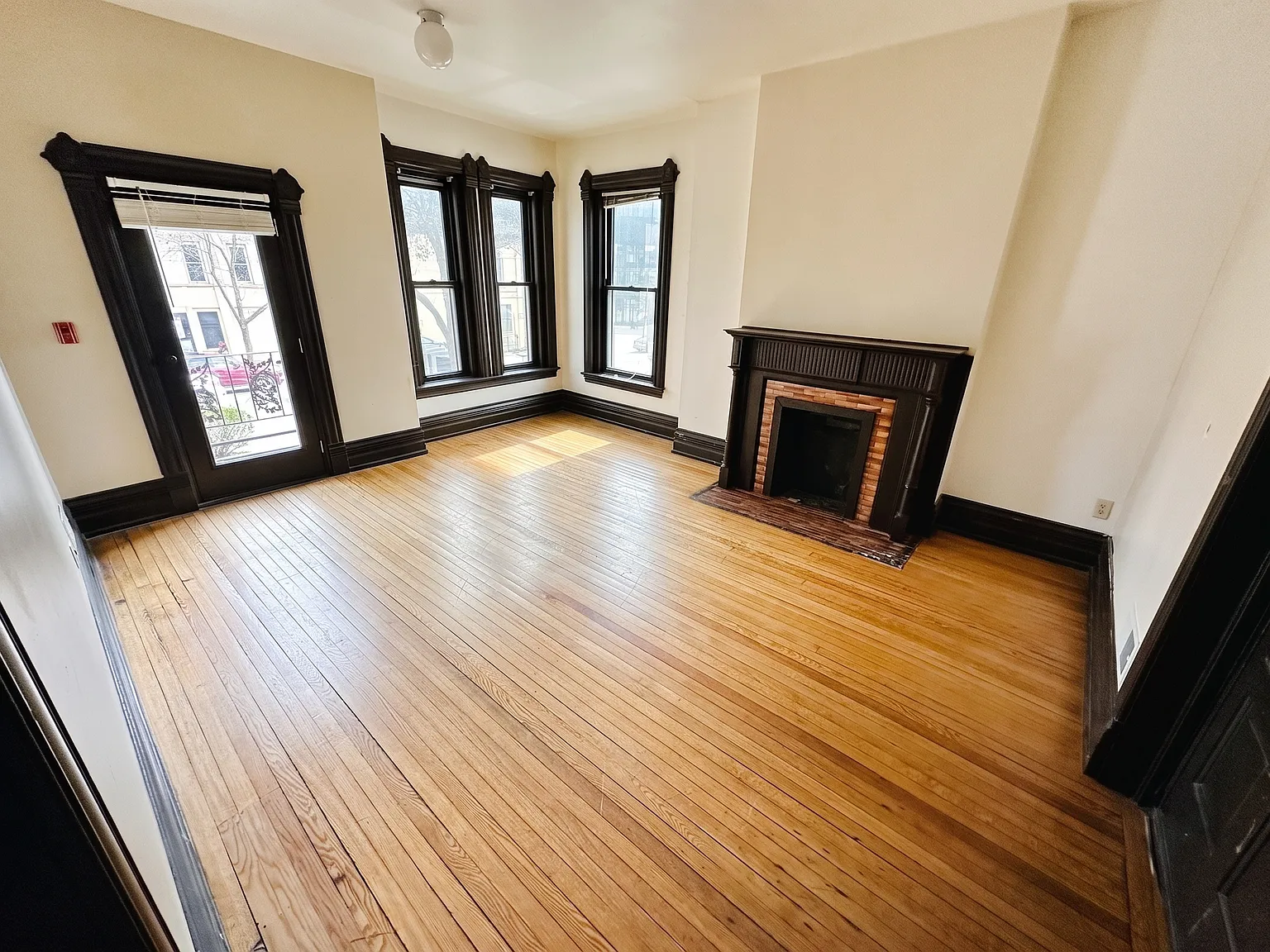12 bed, 4050 sqft, $9,949 — Photo 3
