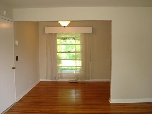 4th image of 4036 Sussex Dr
