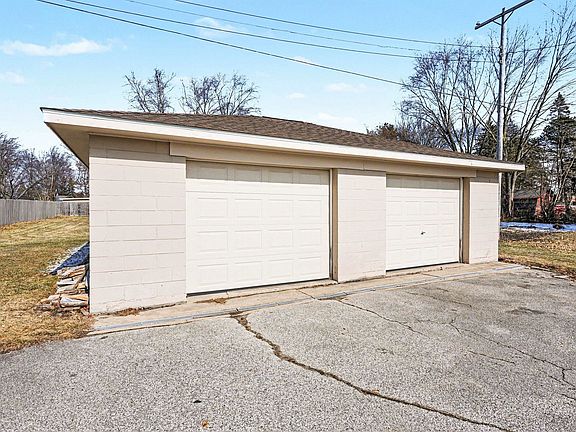 4th image of 2709 Midland Rd