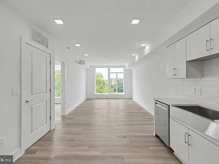 701 N Henry St #401 — Photo 26