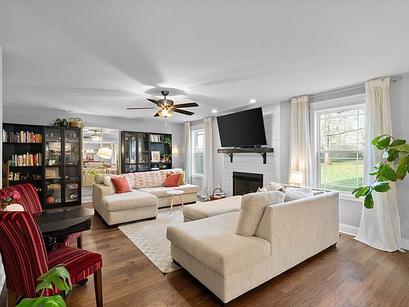 5th image of 128 Marianne Ln