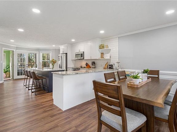 4th image of 102 Tuckahoe Trce