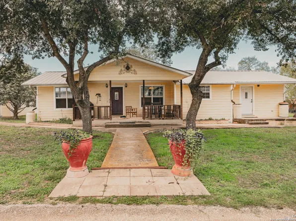 19589 Oil St, Somerset, TX 78069