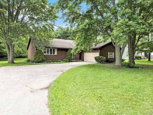 4144 Bonisteel Rd, Fort Gratiot, MI 48059