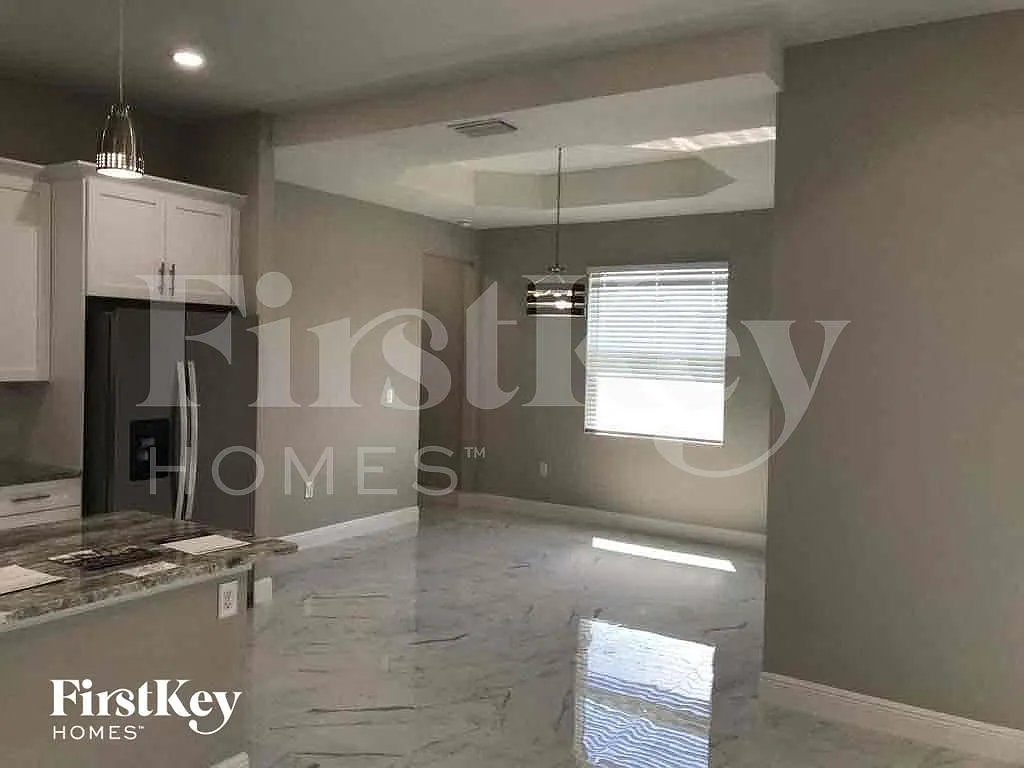4 bed, 3.0 bath, 2357 sqft, $3,105 — Photo 4