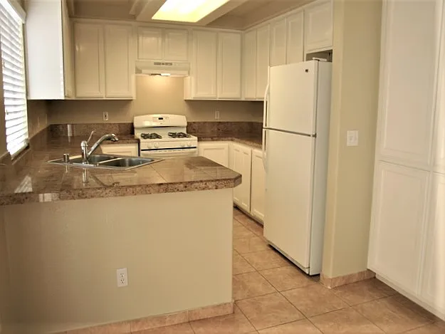 4 bed, 2.5 bath, 1575 sqft, $2,255 — Photo 2