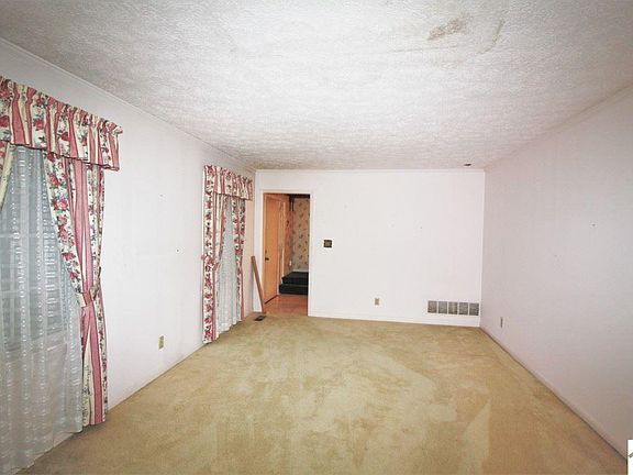 5th image of 10 Deepwood Est