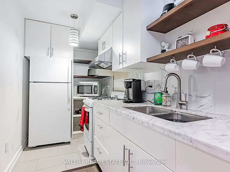 110 Strathnairn Ave #LOWER — Photo 6