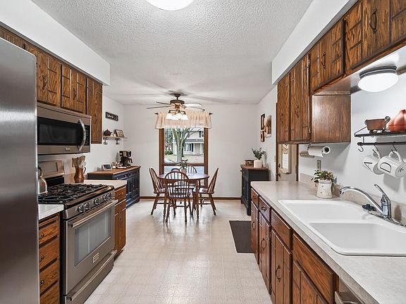 4th image of 10156 Pilgrim Ln N
