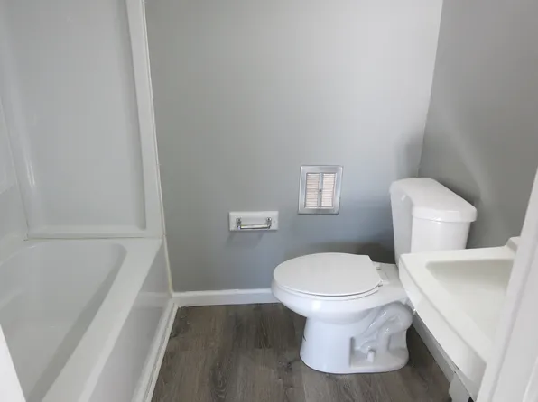 9-29 W Lake St, Easthampton, MA