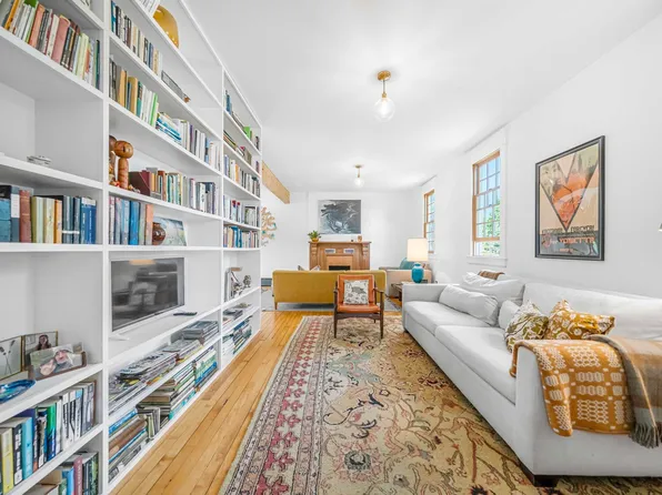 202 S Saint Joseph St, Lake Leelanau, MI 49653