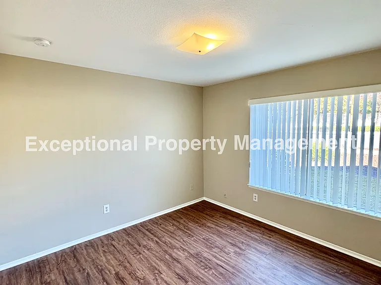 834 W 16th St — Photo 17