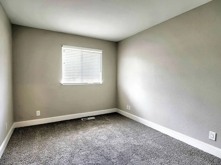 1175 Glenda Way — Photo 6