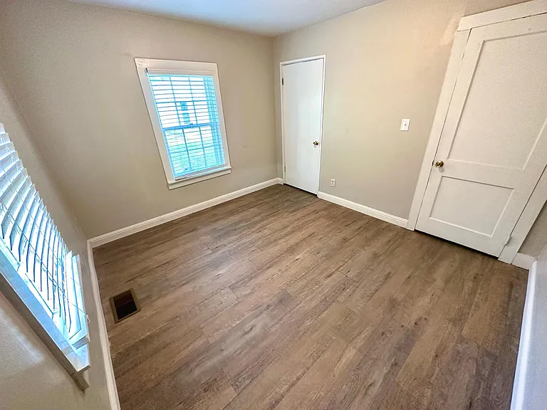 304 W Rasch Rd — Photo 21