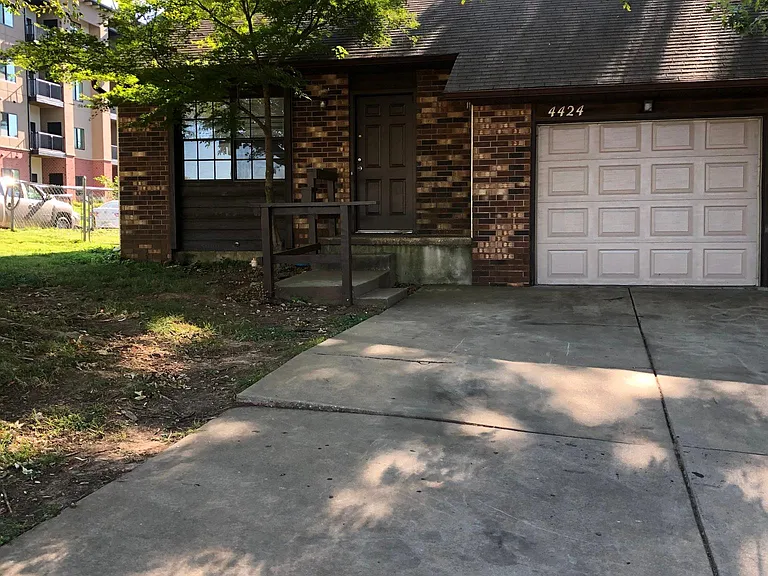 4424 S Robberson Ave — Photo 2