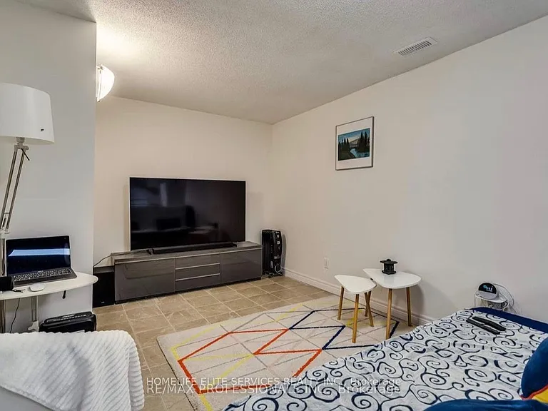 32 Heaver Dr — Photo 2