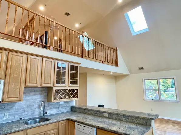 662 Undercliff Avenue image 10 of 17