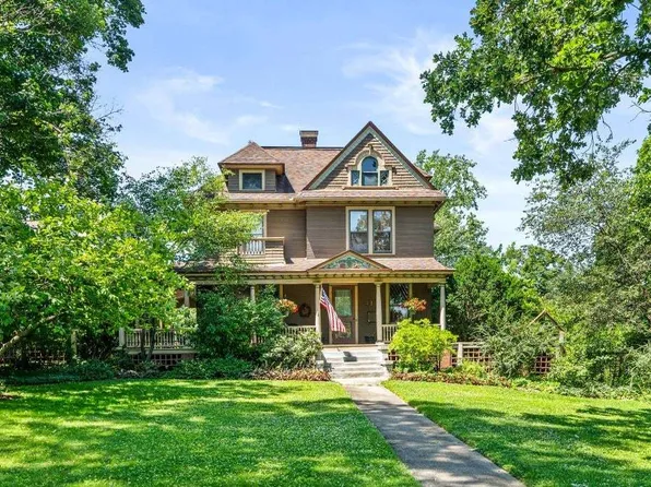 415 S 4th St, St Charles, IL 60174