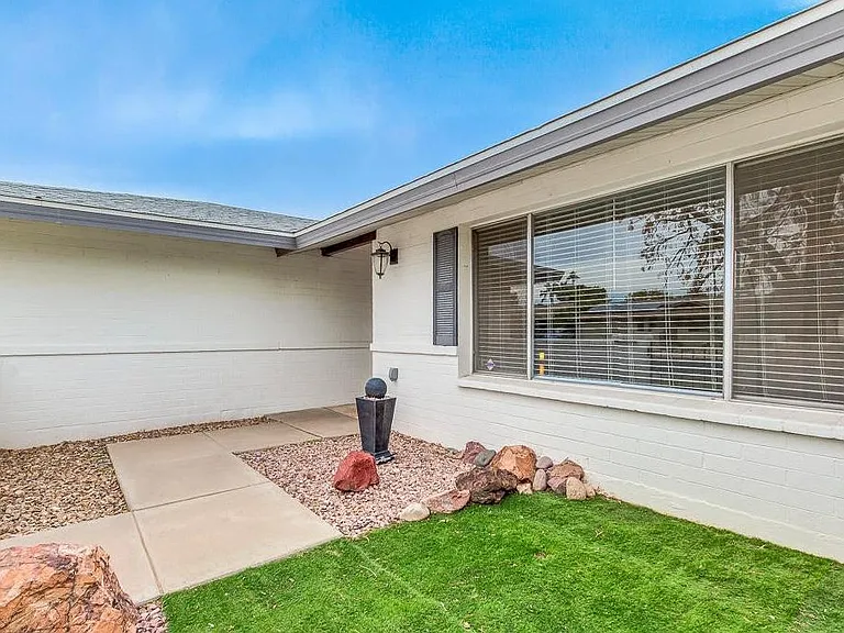 2439 E Del Rio Dr — Photo 33