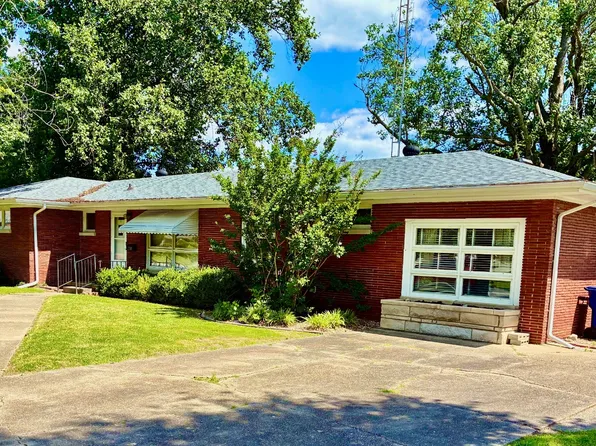 218 Montgomery Cir, Carmi, IL 62821