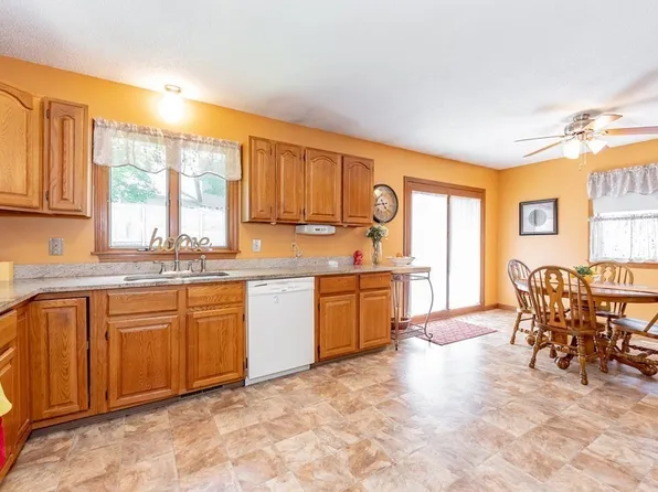 25 Danaher Cir, Springfield, MA 01118