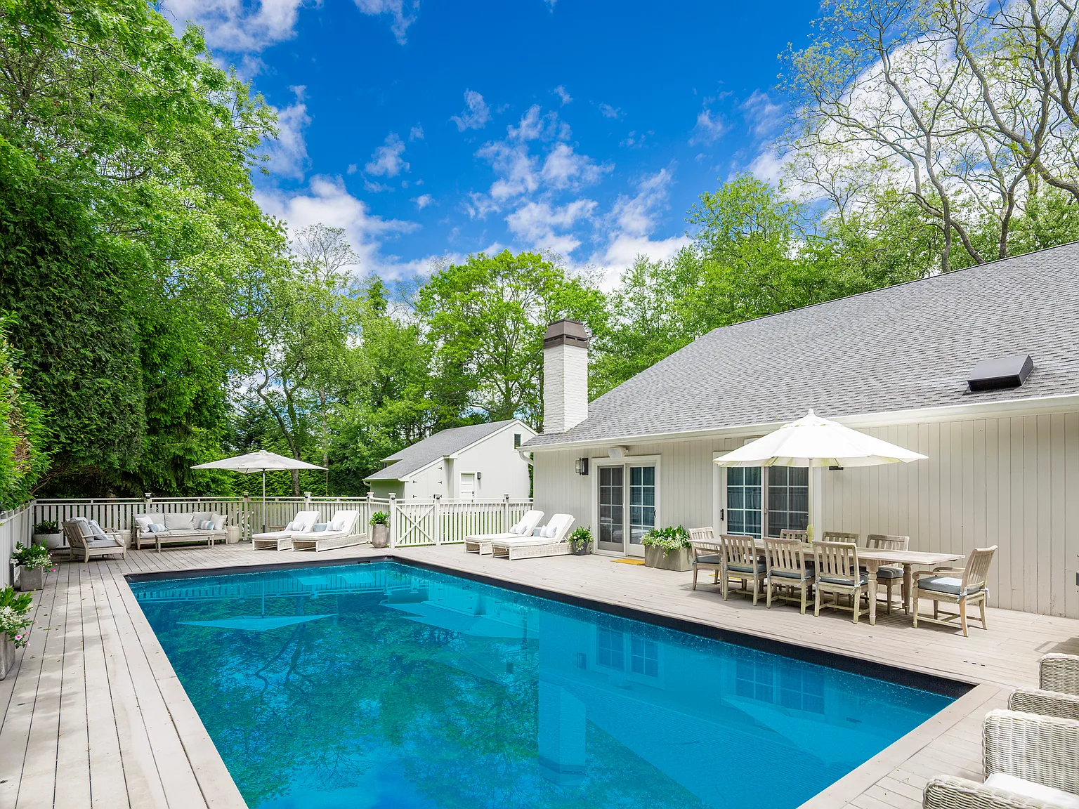 Bridgehampton Designer Decorated 5 Bedroom — Photo 1