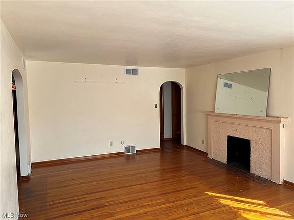 4th image of 230 Elaine St