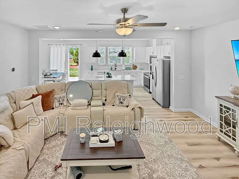 136 Kobus Ct — Photo 4