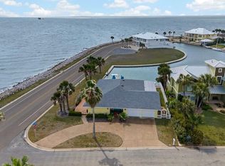 2 Paisano Ln, Rockport, TX 78382