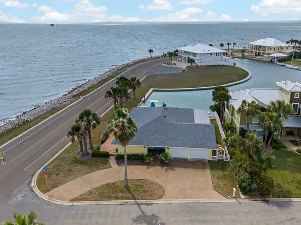 2 Paisano Ln, Rockport, TX 78382