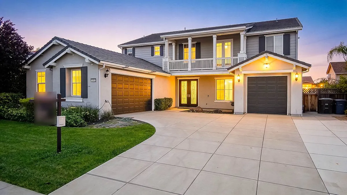 5 bed, 4.0 bath, 3502 sqft, $5,075 — Photo 1