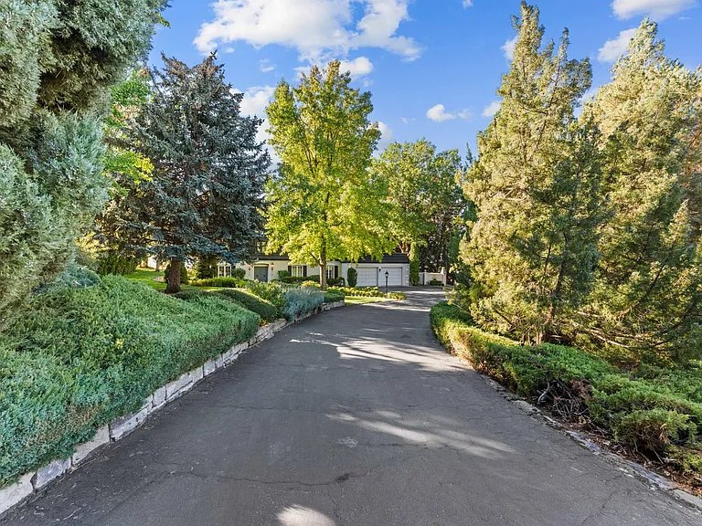 990 W Parkhill Dr — Photo 3
