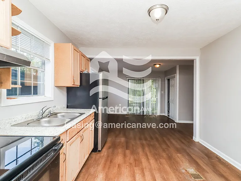 1542035_005_kitchen_6.jpg