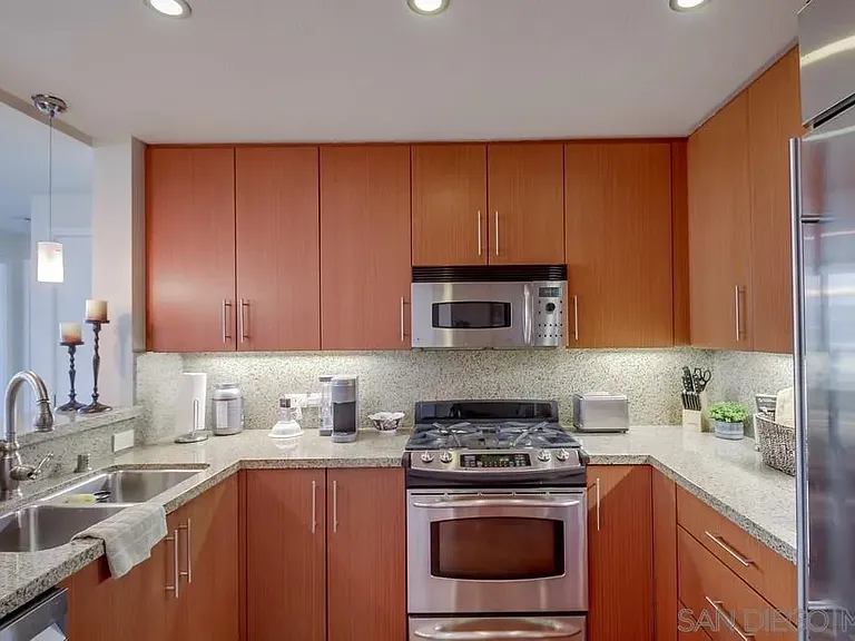 325 7th Ave #610 — Photo 17