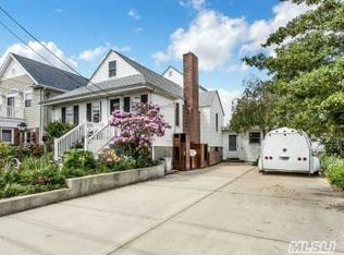 100 W Riviera Dr, Lindenhurst, NY 11757